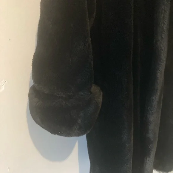 Elegant Black Teddy Jacket - Picture 3 of 5